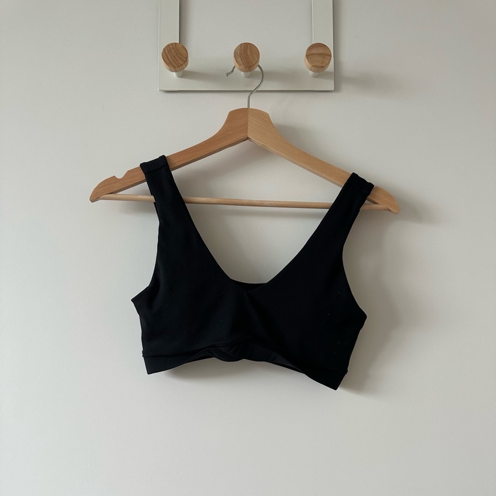 Fabletics twist black sports bra